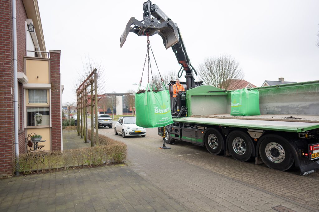 Van Strien komt de bigbags of andere container ophalen en wegbrengen met de vrachtwagen
